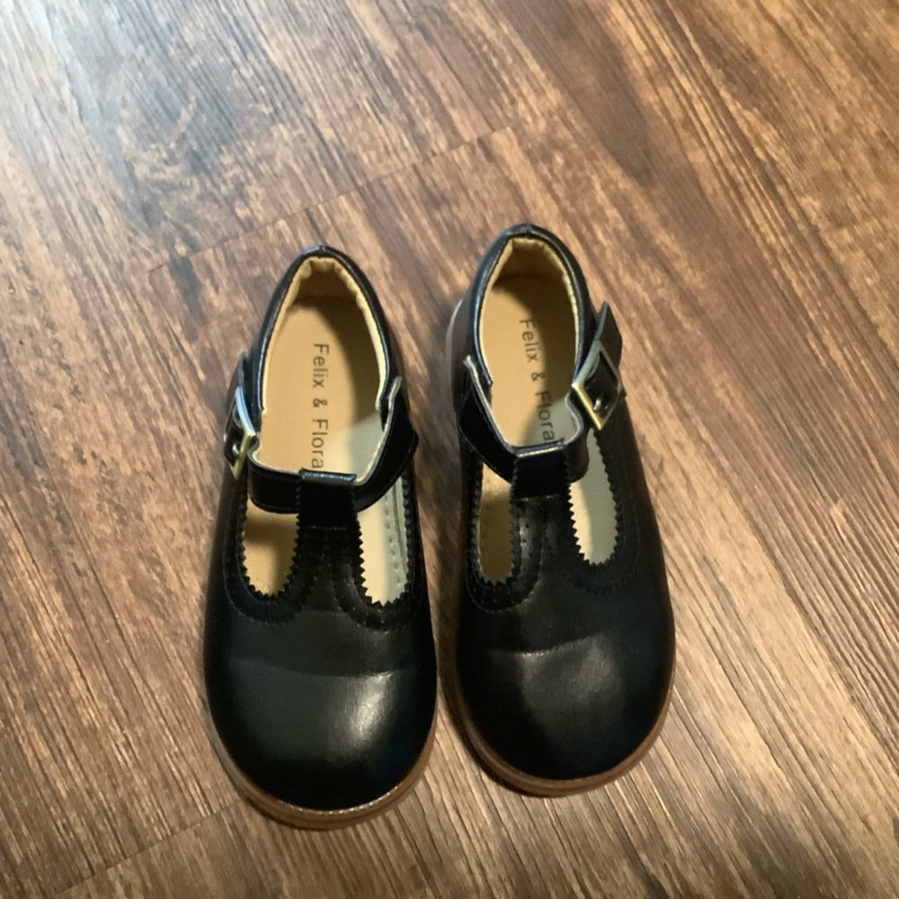 Felix & Flora little girls size 9 black T- strap Mary Jane dress church shoes